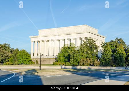 Das Lincoln Memorial. US National Memorial erbaut zu Ehren des Präsidenten der Vereinigten Staaten von 16th. Umgeben von Bäumen an einem sonnigen Tag in Washington DC Stockfoto