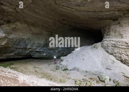 Höhleneingang in Frankreich, Grotte du Tresor Stockfoto