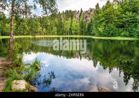 See mit einer Reflexion des blauen bewölkten Himmels. Der Schwarze Teich im nationalen Naturschutzgebiet Adrspach-Teplice Rocks, Tschechische republik, Europa. Stockfoto