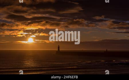 Die Sonne geht über dem nördlichen Pier an der Mündung des Flusses Tyne, England, auf Stockfoto