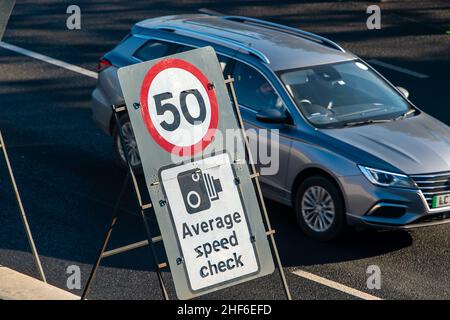 Dorney, Buckinghamshire, Großbritannien. 14th. Januar 2022. Der Verkehr stand heute um die Mittagszeit in Westbound an der M4 an. Während der Aufrüstung des M4 auf eine All Lanes Running Digital Smart Motorway kam es häufig zu Unfällen. Es gibt enge Gassen und die harte Schulter wurde entfernt, aber die neuen, zeitweiligen Schutzgebiete sind noch nicht in Betrieb. In den vergangenen fünf Jahren sind in Großbritannien 38 Menschen auf intelligenten Autobahnen ums Leben gekommen. Die Einführung neuer Smart Motorway-Upgrades in Großbritannien wird derzeit bis zur Überprüfung der Sicherheit ausgesetzt. Quelle: Maureen McLean/Alamy Live News Stockfoto