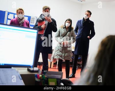 Berlin, Deutschland. 14th Januar 2022. Franziska Giffey (l-r, SPD), Regierende Bürgermeisterin von Berlin, Daniel Wesener (Bündnis 90/die Grünen ), Senatorin für Finanzen, Derya Caglar (SPD), Mitglied des Berliner Abgeordnetenhauses, und Martin Hikel (SPD), Bezirksbürgermeister von Neukölln, besuchen das Gesundheitsamt in Neukölln. In Neukölln ist die Inzidenz im Vergleich zum Rest Deutschlands sehr hoch. Quelle: Annette Riedl/dpa/Alamy Live News Stockfoto