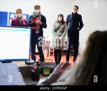 Berlin, Deutschland. 14th Januar 2022. Franziska Giffey (l-r, SPD), Regierende Bürgermeisterin von Berlin, Daniel Wesener (Bündnis 90/die Grünen ), Senatorin für Finanzen, Derya Caglar (SPD), Mitglied des Berliner Abgeordnetenhauses, und Martin Hikel (SPD), Bezirksbürgermeister von Neukölln, besuchen das Gesundheitsamt in Neukölln. In Neukölln ist die Inzidenz im Vergleich zum Rest Deutschlands sehr hoch. Quelle: Annette Riedl/dpa/Alamy Live News Stockfoto