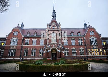 Berlin, Deutschland. 14th Januar 2022. Das Gesundheitsamt in Neukölln. In Neukölln ist die Inzidenz im Vergleich zum Rest Deutschlands sehr hoch. Der Regierende Bürgermeister von Berlin, Giffey (SPD), besuchte am Freitag das Gesundheitsamt. Quelle: Annette Riedl/dpa/Alamy Live News Stockfoto