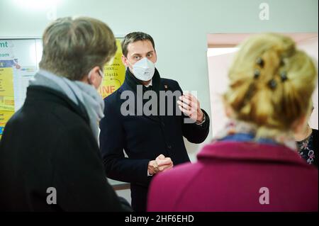 Berlin, Deutschland. 14th Januar 2022. Martin Hikel (M, SPD), Bezirksbürgermeister von Neukölln, spricht mit Franziska Giffey (SPD, r), Regierender Bürgermeister von Berlin, und Daniel Wesener (Bündnis 90/die Grünen ), Berlins Finanzsenator, bei einem Besuch im Gesundheitsamt in Neukölln. In Neukölln ist die Inzidenz im Vergleich zum Rest Deutschlands sehr hoch. Quelle: Annette Riedl/dpa/Alamy Live News Stockfoto