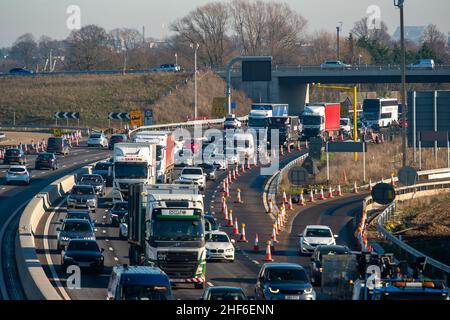 Dorney, Buckinghamshire, Großbritannien. 14th. Januar 2022. Der Verkehr stand heute um die Mittagszeit in Westbound an der M4 an. Während der Aufrüstung des M4 auf eine All Lanes Running Digital Smart Motorway kam es häufig zu Unfällen. Es gibt enge Gassen und die harte Schulter wurde entfernt, aber die neuen, zeitweiligen Schutzgebiete sind noch nicht in Betrieb. In den vergangenen fünf Jahren sind in Großbritannien 38 Menschen auf intelligenten Autobahnen ums Leben gekommen. Die Einführung neuer Smart Motorway-Upgrades in Großbritannien wird derzeit bis zur Überprüfung der Sicherheit ausgesetzt. Quelle: Maureen McLean/Alamy Live News Stockfoto