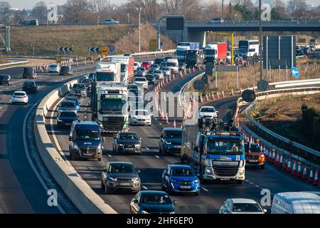 Dorney, Buckinghamshire, Großbritannien. 14th. Januar 2022. Der Verkehr stand heute um die Mittagszeit in Westbound an der M4 an. Während der Aufrüstung des M4 auf eine All Lanes Running Digital Smart Motorway kam es häufig zu Unfällen. Es gibt enge Gassen und die harte Schulter wurde entfernt, aber die neuen, zeitweiligen Schutzgebiete sind noch nicht in Betrieb. In den vergangenen fünf Jahren sind in Großbritannien 38 Menschen auf intelligenten Autobahnen ums Leben gekommen. Die Einführung neuer Smart Motorway-Upgrades in Großbritannien wird derzeit bis zur Überprüfung der Sicherheit ausgesetzt. Quelle: Maureen McLean/Alamy Live News Stockfoto