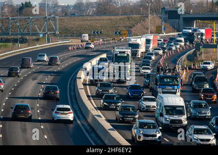 Dorney, Buckinghamshire, Großbritannien. 14th. Januar 2022. Der Verkehr stand heute um die Mittagszeit in Westbound an der M4 an. Während der Aufrüstung des M4 auf eine All Lanes Running Digital Smart Motorway kam es häufig zu Unfällen. Es gibt enge Gassen und die harte Schulter wurde entfernt, aber die neuen, zeitweiligen Schutzgebiete sind noch nicht in Betrieb. In den vergangenen fünf Jahren sind in Großbritannien 38 Menschen auf intelligenten Autobahnen ums Leben gekommen. Die Einführung neuer Smart Motorway-Upgrades in Großbritannien wird derzeit bis zur Überprüfung der Sicherheit ausgesetzt. Quelle: Maureen McLean/Alamy Live News Stockfoto