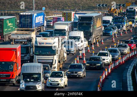 Dorney, Buckinghamshire, Großbritannien. 14th. Januar 2022. Der Verkehr stand heute um die Mittagszeit in Westbound an der M4 an. Während der Aufrüstung des M4 auf eine All Lanes Running Digital Smart Motorway kam es häufig zu Unfällen. Es gibt enge Gassen und die harte Schulter wurde entfernt, aber die neuen, zeitweiligen Schutzgebiete sind noch nicht in Betrieb. In den vergangenen fünf Jahren sind in Großbritannien 38 Menschen auf intelligenten Autobahnen ums Leben gekommen. Die Einführung neuer Smart Motorway-Upgrades in Großbritannien wird derzeit bis zur Überprüfung der Sicherheit ausgesetzt. Quelle: Maureen McLean/Alamy Live News Stockfoto