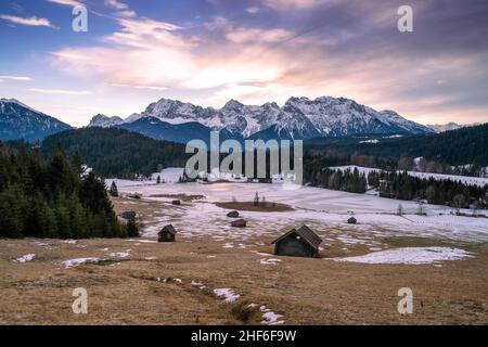 Geroldsee bei Mittenwald / Krün bei Sonnenaufgang, im Hintergrund das Karwendelgebirge, Bayern, Deutschland Stockfoto