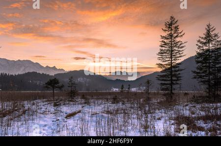 Sonnenuntergang am Barmsee bei Krün / Wallgau, Blick vom Genussweg in der Alpenwelt Karwendel, Bayern, Deutschland Stockfoto