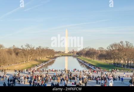 Washington Monument und Lincoln Memorial Reflecting Pool in Washington DC, USA. Touristen und Besucher genießen die Aussicht und die Sehenswürdigkeiten Stockfoto