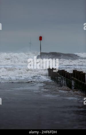 Ein stürmischer und stürmischer Tag am Blyth Beach in Northumberland, während die Wellen die Küste schlagen Stockfoto