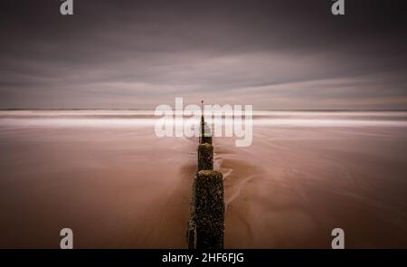 Ein stürmischer und stürmischer Tag am Blyth Beach in Northumberland, während die Wellen die Küste schlagen Stockfoto