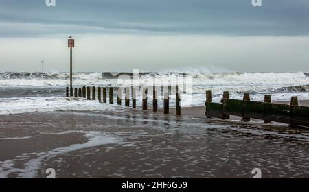 Ein stürmischer und stürmischer Tag am Blyth Beach in Northumberland, während die Wellen die Küste schlagen Stockfoto