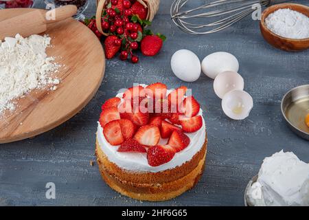 Zutaten zum Backen von Kuchen. Background-Banner. Zutaten Vielfalt zum Kochen von Teig auf einem dunklen rustikalen Tisch. Das Rezept für die Herstellung von Schokolade c Stockfoto