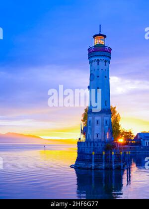 Leuchtturm im Hafen von Lindau am Bodensee, Abendstimmung Stockfoto