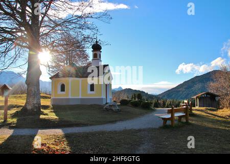 Herbstlandschaft mit Kapelle Maria Rast auf dem Buckelwiesen, Bank, Buchen, Sonnenuntergang, Krün, Werdenfelser Land, Oberbayern, Bayern, Deutschland Stockfoto