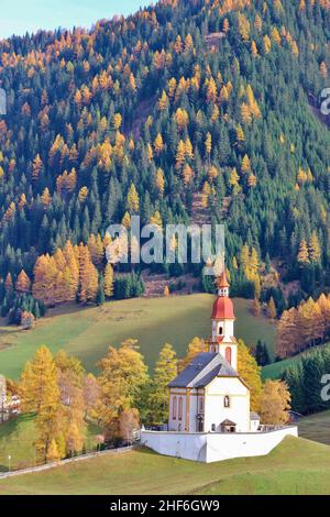 Österreich, Tirol, Wipptal, Obernberg am Brenner, barocke Pfarrkirche St. Nikolaus, Landschaft, Natur, Berge, Lokalität, Brenner, Straße, Häuser, Bauernhöfe, Berglandschaft, Lärchen, Lärchenwald Stockfoto