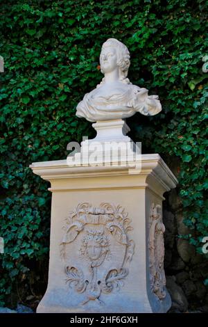 Die Büste der Bourbon-Königin Marie-Antoinette, verehrt von Ludwig II., im Schlossgarten von Schloss Linderhof, Ettal Gemeinde, Ammertal, Ammergauer Alpen, Oberbayern, Bayern, Deutschland Stockfoto