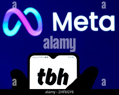 Ukraine. 14th Januar 2022. In dieser Abbildung ist das TBH zu sehen, ein Logo der Division Meta Platforms, das auf einem Smartphone angezeigt wird. Kredit: SOPA Images Limited/Alamy Live Nachrichten Stockfoto