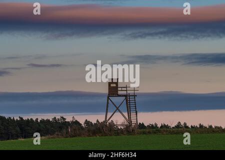 Mondaufgang in Thüringen bei Sonnenuntergang. Stockfoto