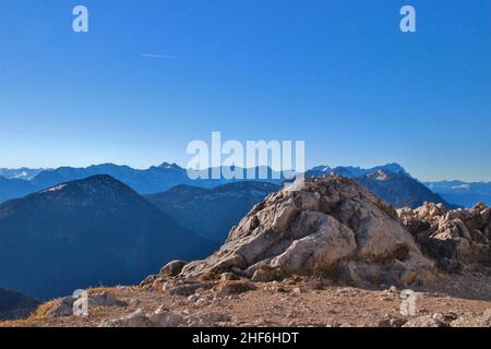 Blick von der Heimgartenhütte, Heimgarten auf die Berge des Wettersteingebirges mit der Zugspitze im rechten Hintergrund Stockfoto