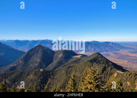 Blick vom Gipfel des Herzogstandes auf die Ammergauer Alpen, im Vordergrund die Gemeinde Ohlstadt, Deutschland, Bayern, Oberbayern, Süddeutschland Stockfoto