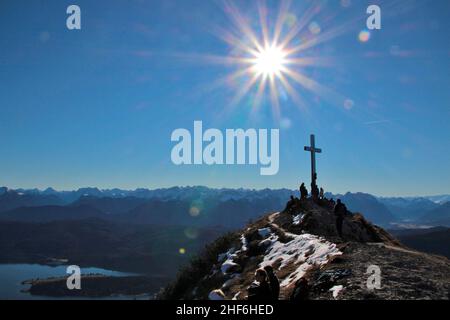 Deutschland, Oberbayern, Heimgarten, Gipfelkreuz, Wanderer, Berge, Aussicht, Wallgau, See, Walchensee, Kreuz, Sonnenschein, Walchenseberge, Gipfel, Menschen, Touristen, Stockfoto