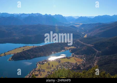 Wanderung von Walchensee zum Herzogstand, 1731 m., Voralpen, Deutschland, Bayern, Oberbayern, Tölzer Land, stimmungsvolle Ansicht des Walchensees im Hintergrund das Karwendelgebirge links, das Wettersteingebirge rechts Stockfoto