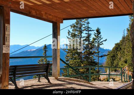 Wanderung vom Walchensee zum Herzogstand, 1731 m., Bank an der Bergstation lädt zur Rast ein, Voralpen, Deutschland, Bayern, Oberbayern, Tölzer Land Stockfoto