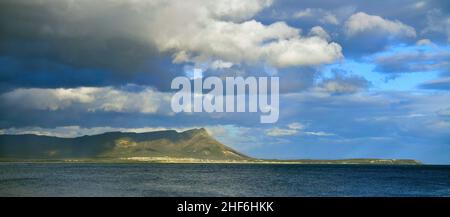 Am späten Nachmittag pastellt man in Sandown Bay, Kleinmond. Stockfoto