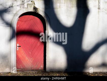 Schatten, Mauer, rotes Tor, Rot-Weiß Oberhausen Stockfoto