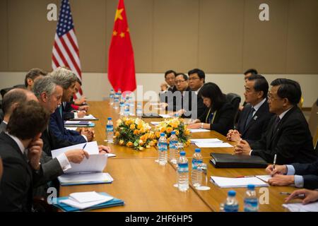 Sekretär Kerry mit dem chinesischen Außenminister Wang Yi Stockfoto