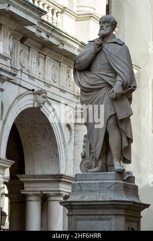 Statue des berühmten Architekten Andrea Palladio im historischen Zentrum von Vicenza, Italien, in der Nähe des Gebäudes namens Basilica Palladiana Stockfoto