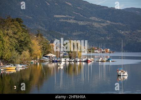 Liegeplätze des Kärntner Yachtclubs am Millstätter See, zwischen Seeboden und Millstatt, Kärnten, Österreich, Europa Stockfoto