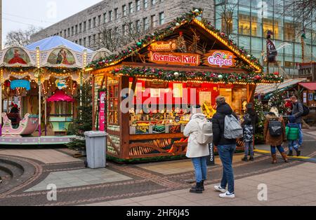 Essen, Nordrhein-Westfalen, Deutschland - Weihnachtsmarkt in Essen in Zeiten der Corona-Pandemie unter 2G Bedingungen. Besucher des Kennedyplatzes müssen sich erholt haben oder geimpft sein. In der Essener Fußgängerzone gibt es keine Pflicht, eine Maske zu tragen, sondern eine Empfehlung, eine Maske zu tragen. Stockfoto