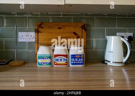 Hull, Großbritannien - 25th. August 2019: Behälter für Tee, Kaffee und Zucker aus Keramik. Home Dekor, Home-Stil, Interieur, Küche, Geschirr Hintergrund. Stockfoto