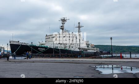 Murmansk, Russland - 24. Juli 2017: Der erste nukleare Eisbrecher Lenin vertäute am Pier in Murmansk Stockfoto