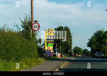 Durham, Großbritannien - 23rd. August 2019: Jet Benzin- und Diesel-Tankstelle, Werbedisplay mit Anzeige der Kraftstoffkosten. Konzept der steigenden Kraftstoffpreise Stockfoto