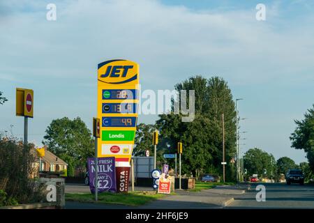 Durham, Großbritannien - 23rd. August 2019: Jet Benzin- und Diesel-Tankstelle, Werbedisplay mit Anzeige der Kraftstoffkosten. Konzept der steigenden Kraftstoffpreise Stockfoto