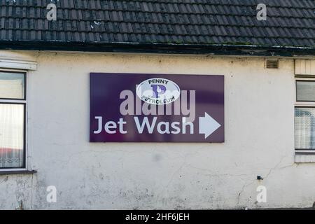 Durham, Großbritannien - 23rd. August 2019: Jet Benzin- und Dieselkraftstoffstation, Werbedisplay mit Anweisungen zur Penny Petroleum Jet Car Wash für Stockfoto