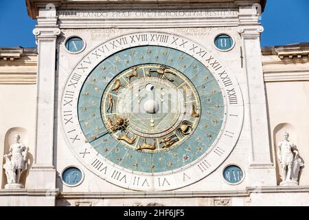 Venedig, Italien - 12. März 2012: Astrologische antike Uhr Torre dell' Orologio auf dem Markusplatz, Venedig Stockfoto