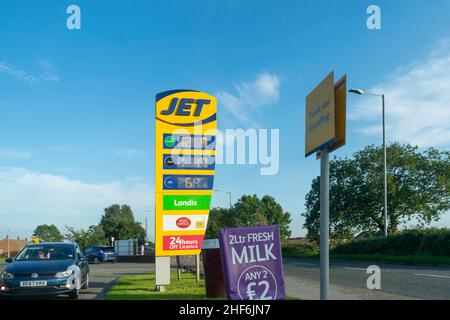 Durham, Großbritannien - 23rd. August 2019: Jet Benzin- und Diesel-Tankstelle, Werbedisplay mit Anzeige der Kraftstoffkosten. Konzept der steigenden Kraftstoffpreise Stockfoto