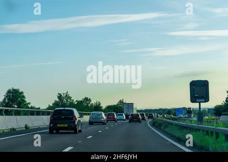 Durham, Großbritannien - 23rd. August 2019: Autos und Lastwagen brechen mit roten Ampeln auf einer britischen Autobahn. Staus und Warteschlangen vor sich. Stau ist voll. Stockfoto