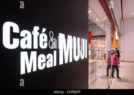 Hongkong, China. 13th Januar 2022. Shopper werden beim japanischen Haushalts- und Bekleidungseinzelhandel, im Muji-Shop und im Café in Hongkong gesehen. (Foto von Budrul Chukrut/SOPA Images/Sipa USA) Quelle: SIPA USA/Alamy Live News Stockfoto