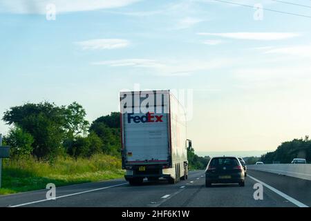 Durham, Großbritannien - 23rd. August 2019: FedEx, Federal Express, LKW auf einer britischen Autobahn. Amerikanische multinationale Kurierdienste. Liefern Stockfoto