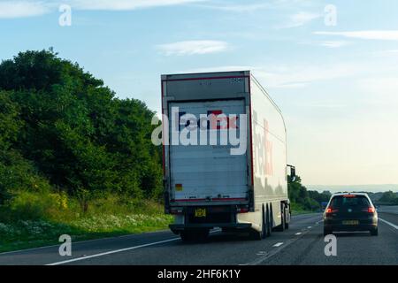 Durham, Großbritannien - 23rd. August 2019: FedEx, Federal Express, LKW auf einer britischen Autobahn. Amerikanische multinationale Kurierdienste. Liefern Stockfoto