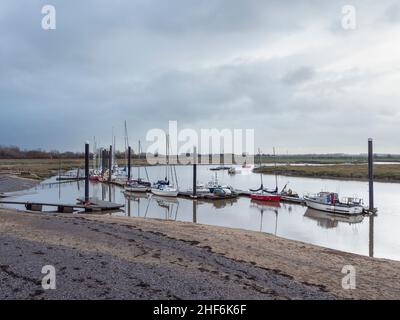 Boote, die am Fluss Brue beim Burnham-on-Sea Motor Boat and Sailing Club festgemacht wurden. Burnham-on-Sea, Somerset Stockfoto