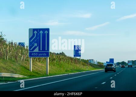 Leeds, Großbritannien - 23rd. August 2019: Viele blaue britische Autobahnschilder auf der Autobahn A1. Verwirrende Informationen, Straßenarbeiten, Pfeile zeigen, Staus Stockfoto